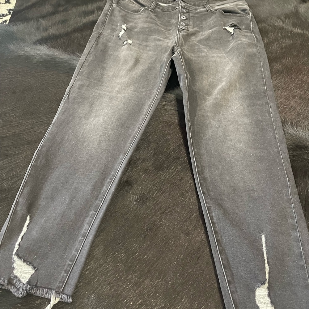 Chic Gray Distressed Straight Leg Jeans